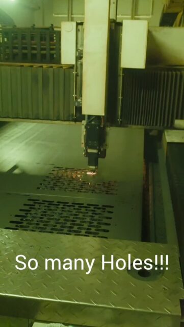 Our 6KW fiber laser putting in the work today on these partitions!

#fabrication #lasercutting #fiberlaser #cncmachining #breakpress